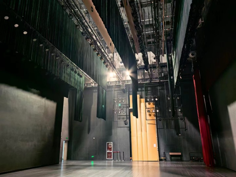 專注高品質(zhì)設(shè)備供應(yīng),用硬核產(chǎn)品征服海外市場(chǎng);我公司成功拿下蒙古國扎門烏德某劇場(chǎng)舞臺(tái)設(shè)備?